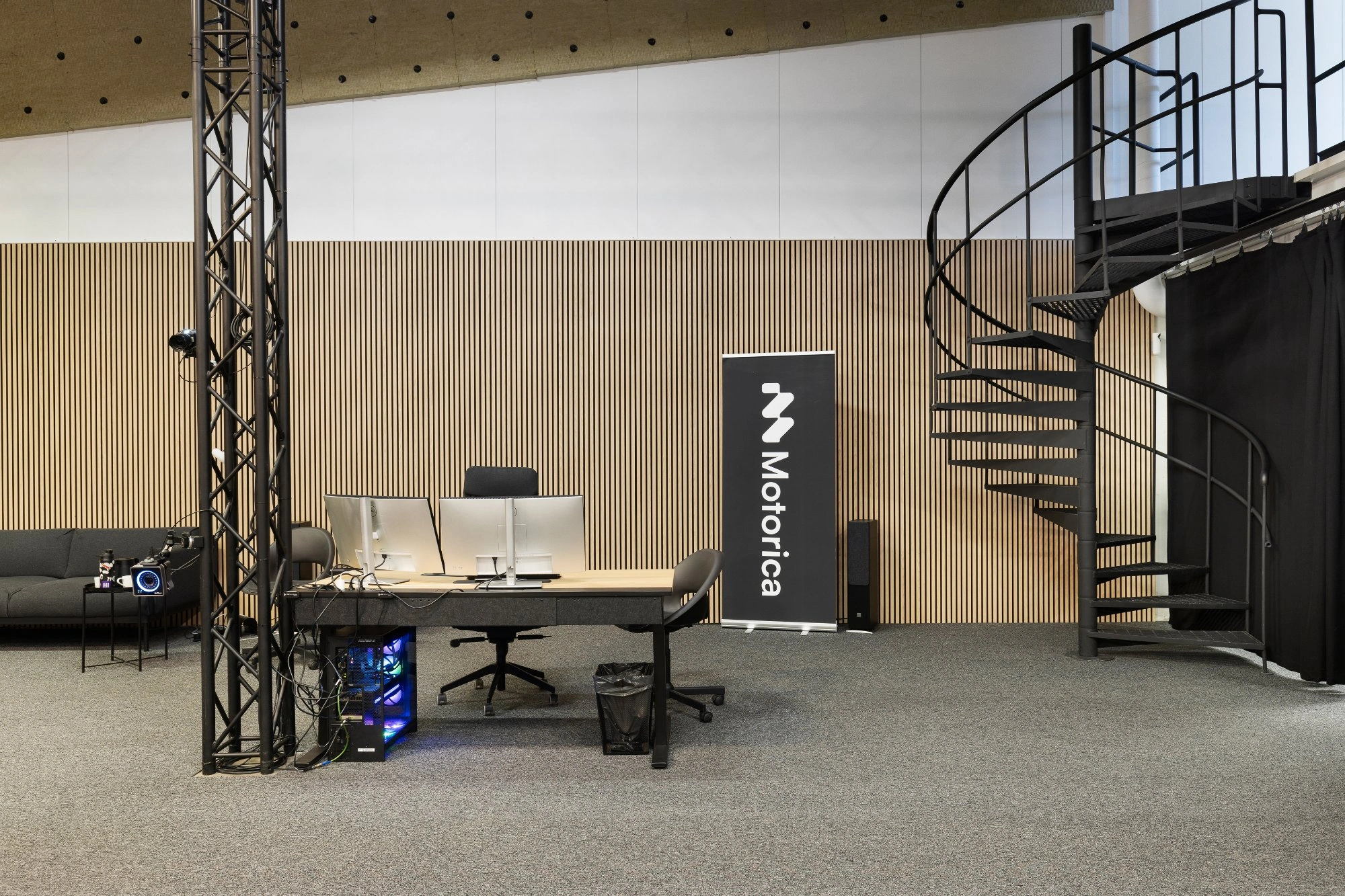 Motion capture shoes with tracking markers